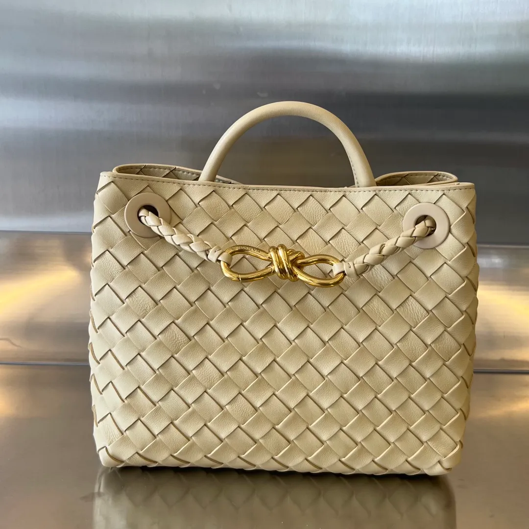 Batch 1860 #Bottega Veneta 2023 spring and summer new Andiamo handbags. Many stars have the same style 🎈 743568. Classic full-body leather weaving with golden knot buckle. Stable enough yet chic enough [satisfied] The whole body is made of Nappa sheep leather. Comfortable, soft and dynamic. The sliding metal knot buckle can adjust the shoulder strap, single shoulder/handbag/crossbody. Multiple carrying methods. Large capacity of the bag. Suitable for commuting/daily use/traveling. This bag is divided into small/medium/large sizes. There is always one that suits you. Then take me with you🎀🎀 Size: 25x22x10.5 p2640